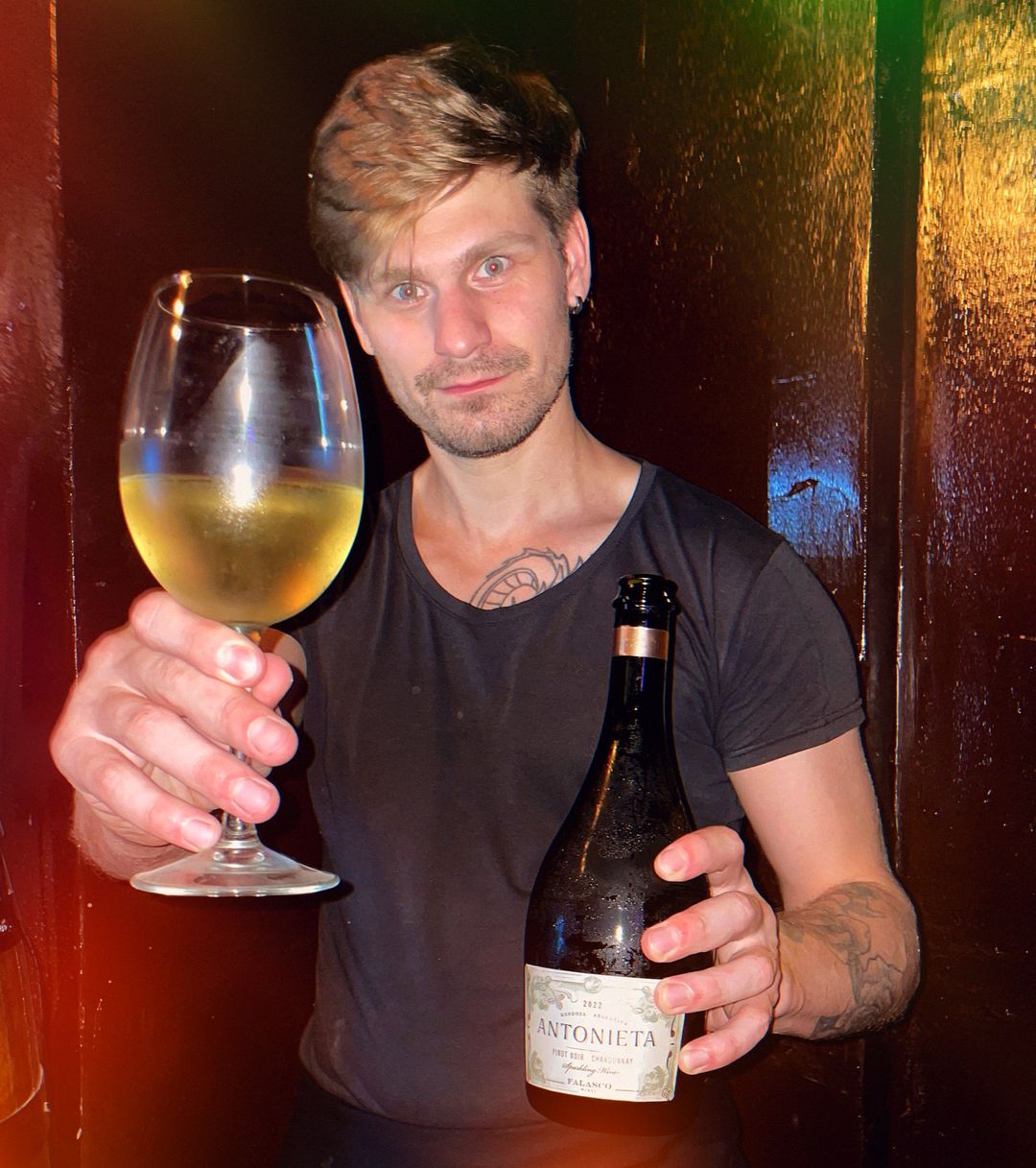 Te esperamos esta noche para tomar un vinito ...#lacasonadejuanbjusto #musicayamigos #showdestandup #cenashow #tragos #bebidasalcohólicas #barteatro #baresbuenosaires